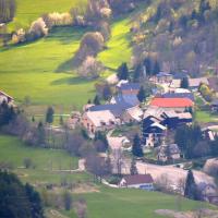 La toiture rouge c'est le gîte le Cairn à Gresse en Vercors