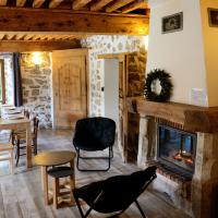 Le Salon du Gîte alpe avec le foyer de Cheminée