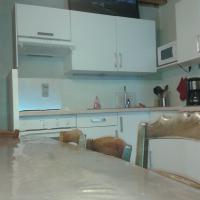 le salon du gite Vercors avec la cuisine