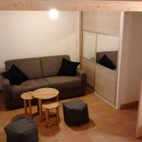 le Coin canapé lit du Gite Vercors, on appercoit la parois coulissante