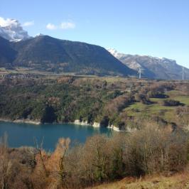 au fond on voit même des éoliennes, et oui le lac du Monteynard est connu pour son vent!