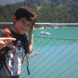 Sur la premiere passerelle de singe , lac du Monteynard
