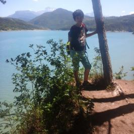 La randonnée fait le tour du lac,