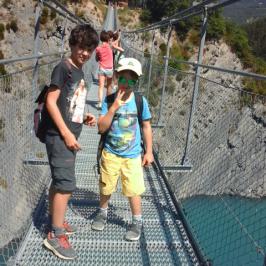 Le pont de singe du lac de Monteynard tient le poids des pietons ou cyclistes!