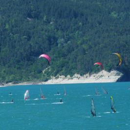 Plancheà voile et Kyte Surf sur le lac du Monteynard, souvent bien venté les aprés midi quand les thermiques se levent