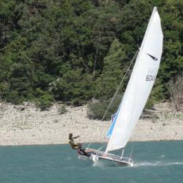 Ecole de voile sur le lac du Monteynard, cat40, hobycat, optimiste etc ..