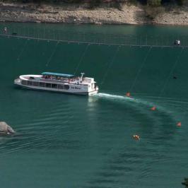 Le bateau de la Mira passe sur le lac pour simplifier vos randonnéees, pensez à votre retour en bateau si vous etes fatigués
