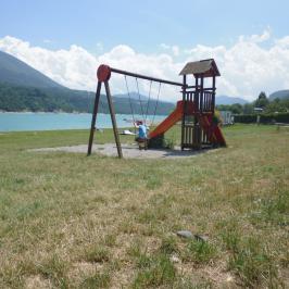 Des jeux pour les enfants aux abords du lac du Monteynard