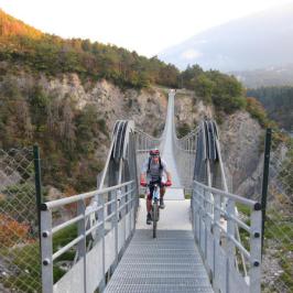 On peux même pédaler à vélo sur les passerelles du lac du Monteynard