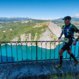 Le Trail des passerelles avec ses paysages surplombant le lac : dans le fond le Grand Veymont et le Mont aiguille