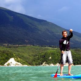Le Stand up paddle sur la plage du lac du Monteynard, Trièves