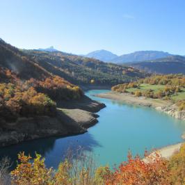 Vue sur le lac du monteynard depuis les passerelles